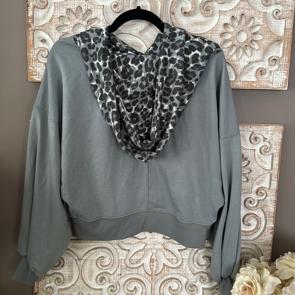 ZENANA | Leopard Sweater Hoodie Women’s Medium - Picture 9 of 10